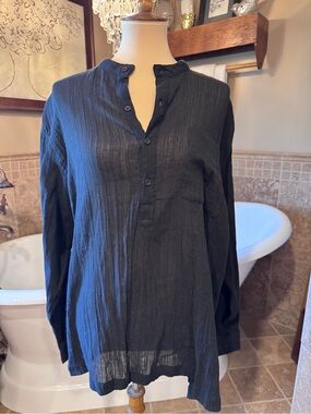 Everblue medium Women’s Black Lightweight Button-Front Blouse